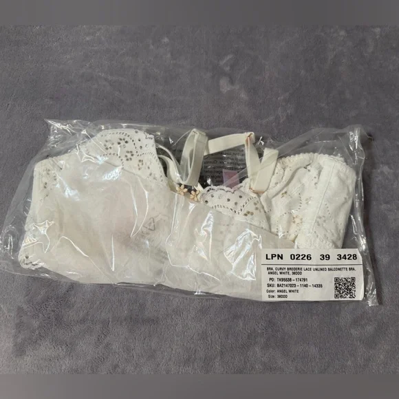 Lace Underwire Bra in White - SXF - Picture 11 of 14